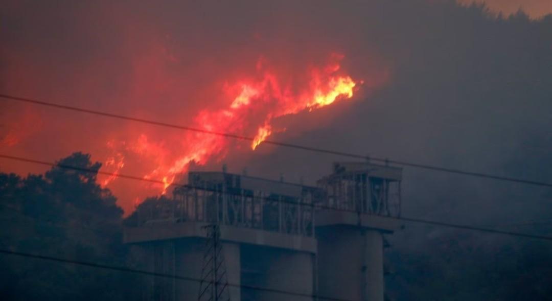 Milas’taki yangın termik santrale ulaştı durum ciddi…