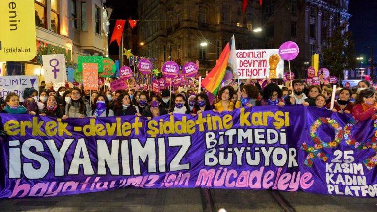 İstanbul 25 Kasım’ı: ‘İsyanımız Bitmedi’ Diyen Kadınlara Polis Müdahalesi