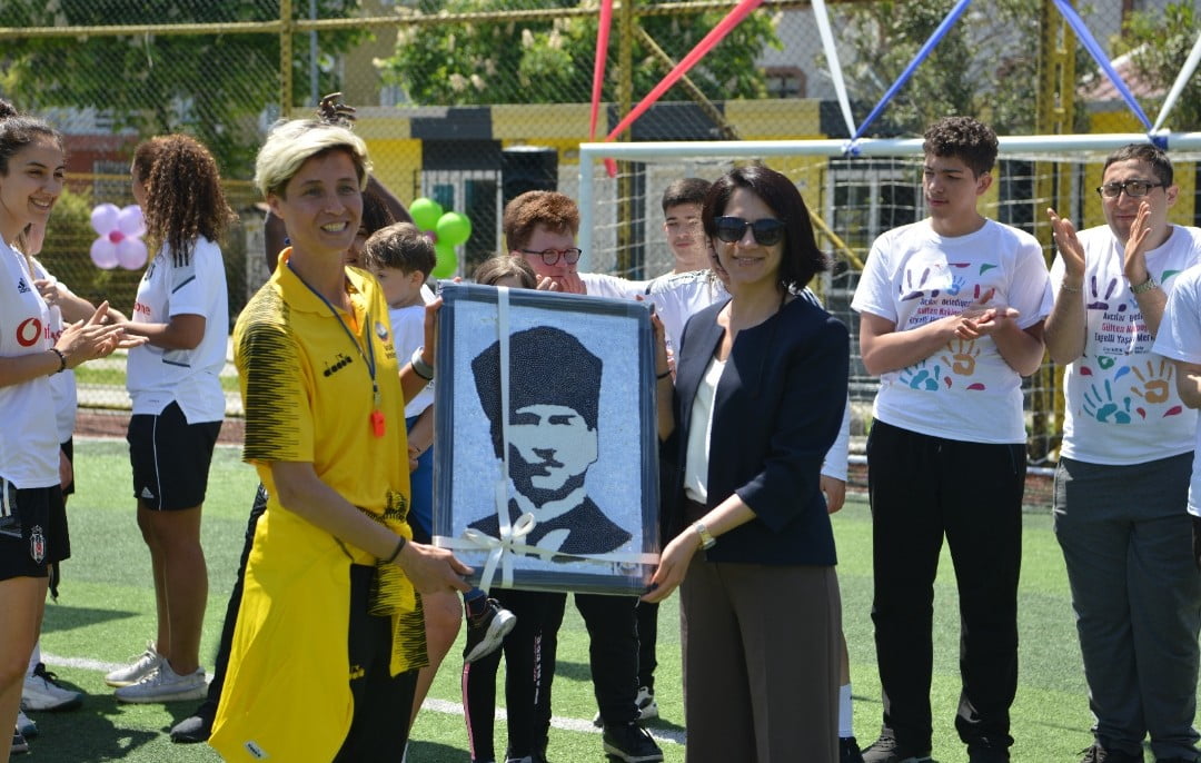 Engelliler Survivor Yarışmasında BJK Kadın Futbol Takımı ile Buluştu