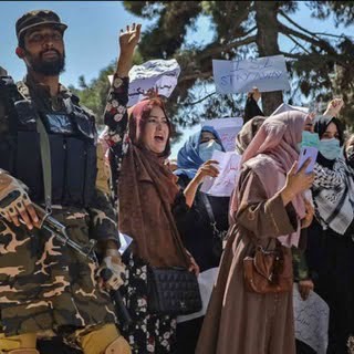 ‘Kadın, Yaşam, Özgürlük:’ Taliban’a Meydan Okuyan Afgan Kadınlar Kırbaçlandı